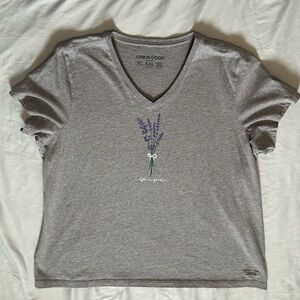 Life is Good Women's Bunch of Lavender Short Sleeve Crusher Vee - XXL in EUC